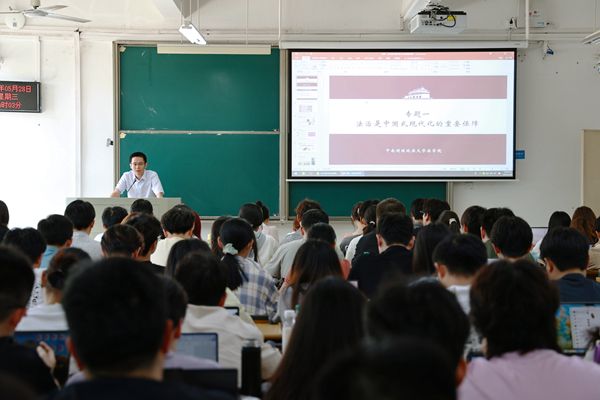 校党委常委、副校长陈柏峰围绕“...